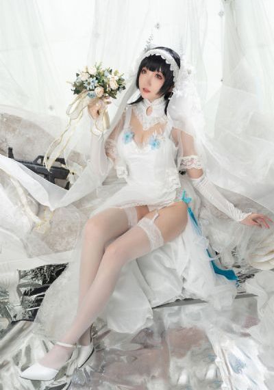 隔着衣服轻揉她的胸